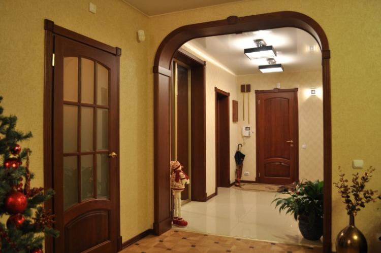 Arches de cloison sèche dans le couloir