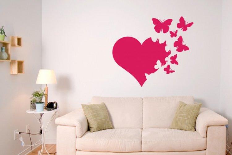 Papillons dessinés sur le mur avec vos propres mains