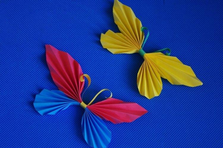 Papillons en papier ondulé - Papillons DIY sur le mur