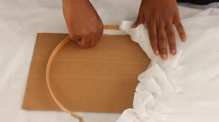 Auvent à faire soi-même à partir d'un cerceau sur un berceau