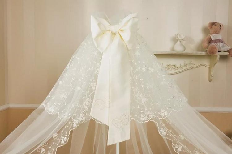 Auvent à faire soi-même à partir d'un cerceau sur un berceau