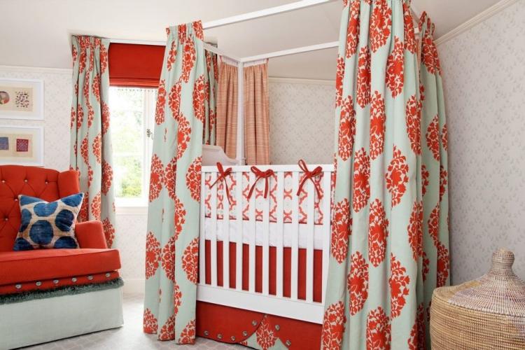 Auvent à faire soi-même sur un cadre pour un berceau