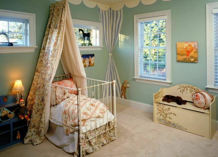 Auvent à faire soi-même sur une barre horizontale pour un berceau