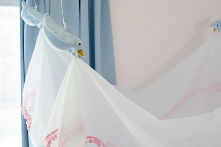 Auvent à faire soi-même avec des oiseaux sur un berceau