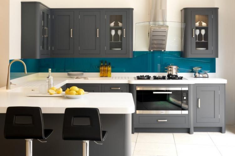 Comptoirs de bar à l'intérieur de la cuisine - photo