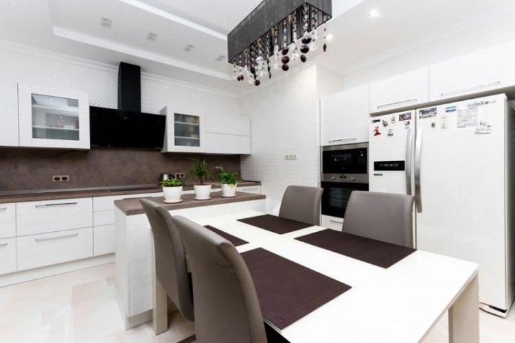 Cuisine blanche et marron - Design d'intérieur