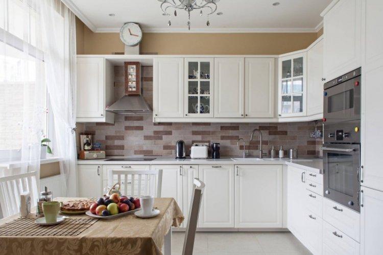 Cuisine d'angle blanche - photo de design d'intérieur