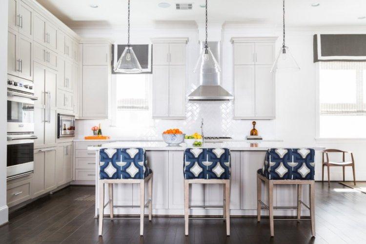 Cuisine avec comptoir blanc et tablier - conception de photo