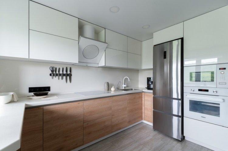 Cuisine blanche brillante avec comptoir blanc - design d'intérieur