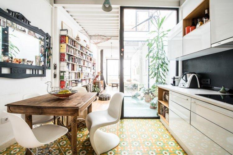 Cuisine blanche brillante avec plan de travail blanc - photo design