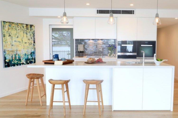 Cuisine noir et blanc avec plan de travail blanc - photo design