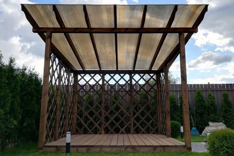Pergola en polycarbonate avec cadre en bois - photos et idées