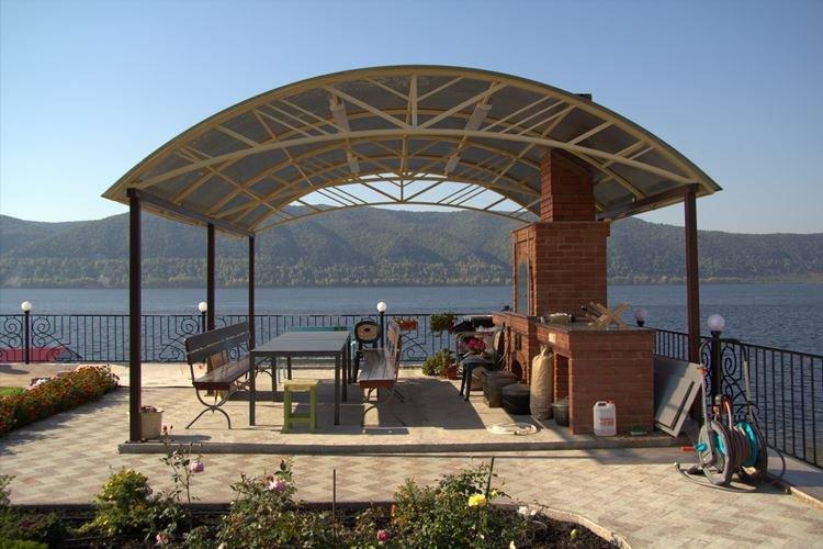 Gazebo en polycarbonate avec barbecue - photos et idées