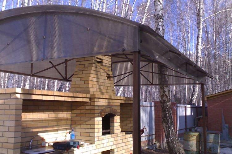 Gazebo en polycarbonate avec barbecue - photos et idées