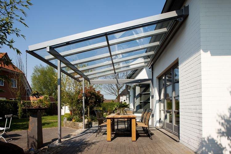 Gazebo en polycarbonate avec toit en pente - photos et idées