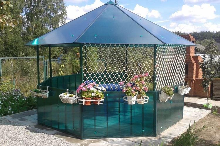 Gazebo en polycarbonate avec toit en pente - photos et idées