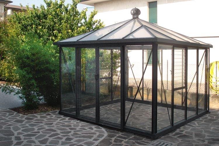Gazebo en polycarbonate avec toit en pente - photos et idées