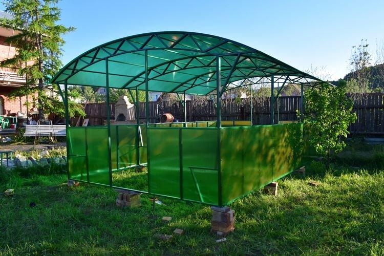 Gazebo en polycarbonate avec toit voûté - photos et idées