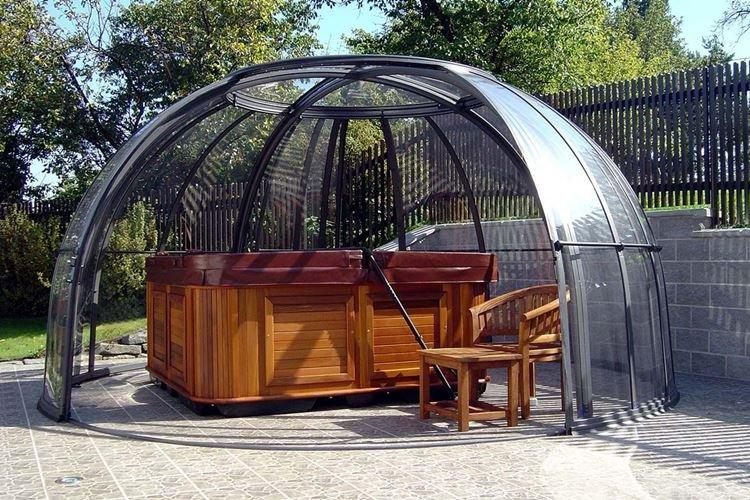 Gazebo en polycarbonate avec toit en dôme - photos et idées
