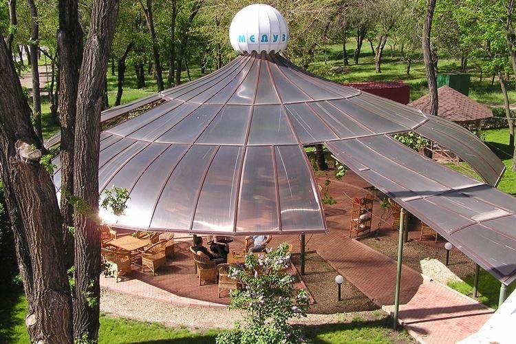 Gazebo en polycarbonate avec toit en dôme - photos et idées