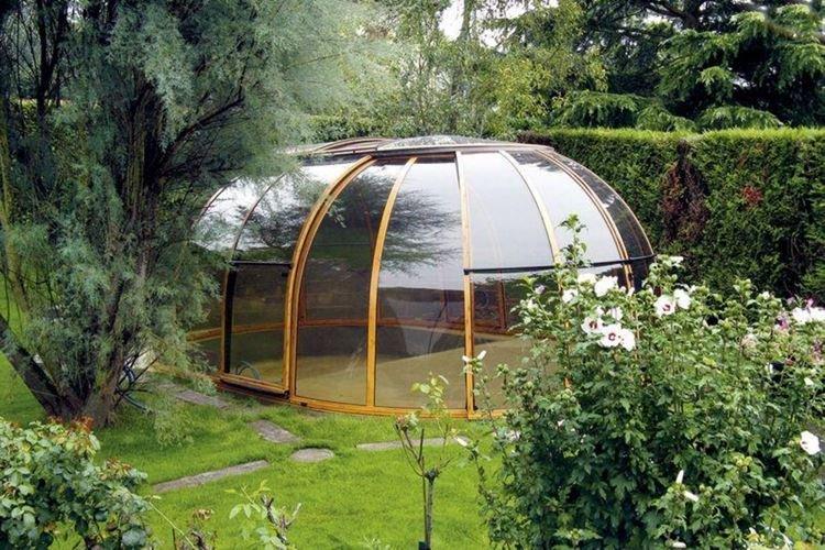Gazebo en polycarbonate avec toit en dôme - photos et idées
