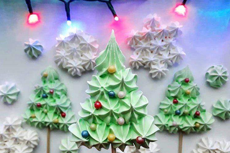 Sapins de Noël décorés à la meringue à la maison - comment faire une recette