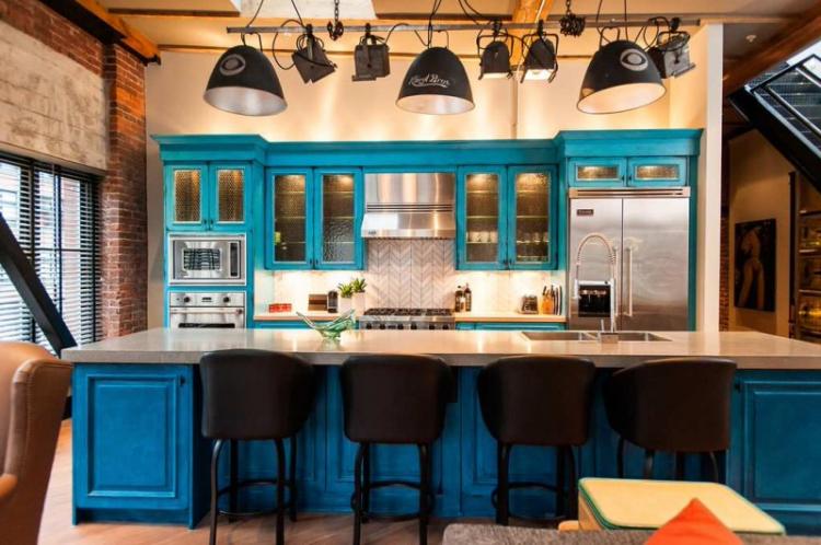Cuisine turquoise de style loft - Design d'intérieur