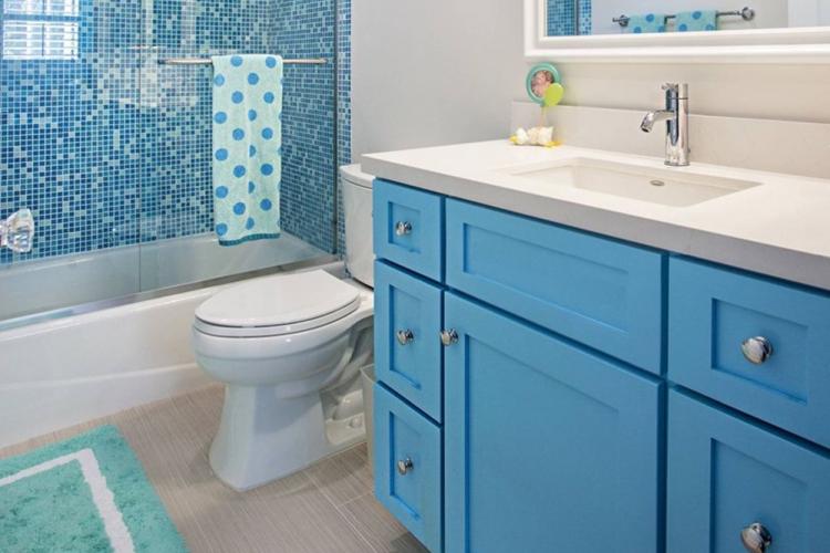 Couleur turquoise à l'intérieur de la salle de bain