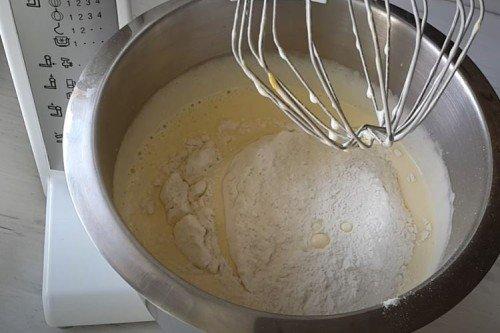 Gâteau éponge humide au kéfir - une recette étape par étape