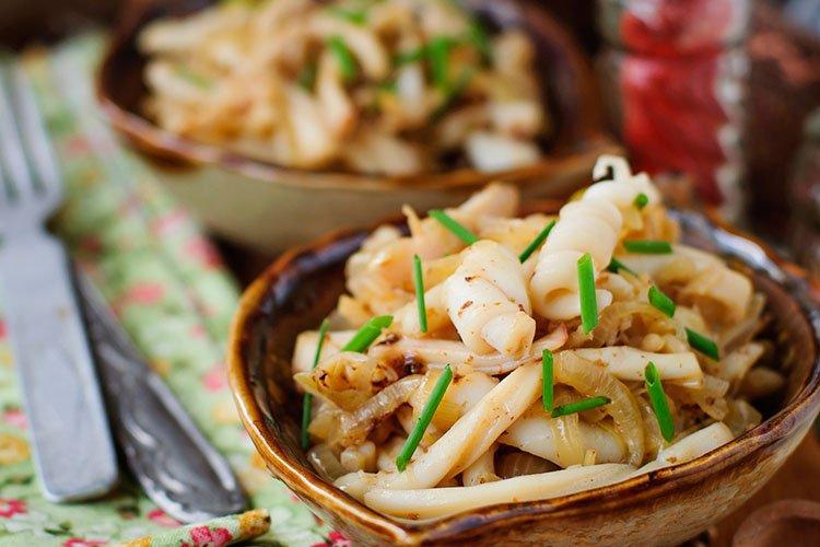 Salade de collation de calmar de l'océan - recettes