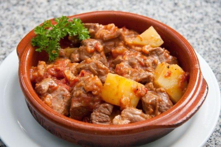 Viande aux pommes de terre à la tomate - recettes