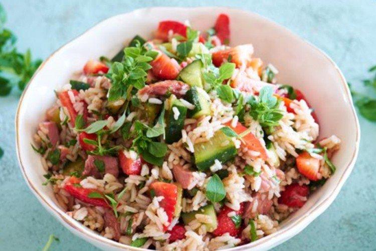 Salade de riz au poulet fumé et aux fraises - Recettes de plats de riz