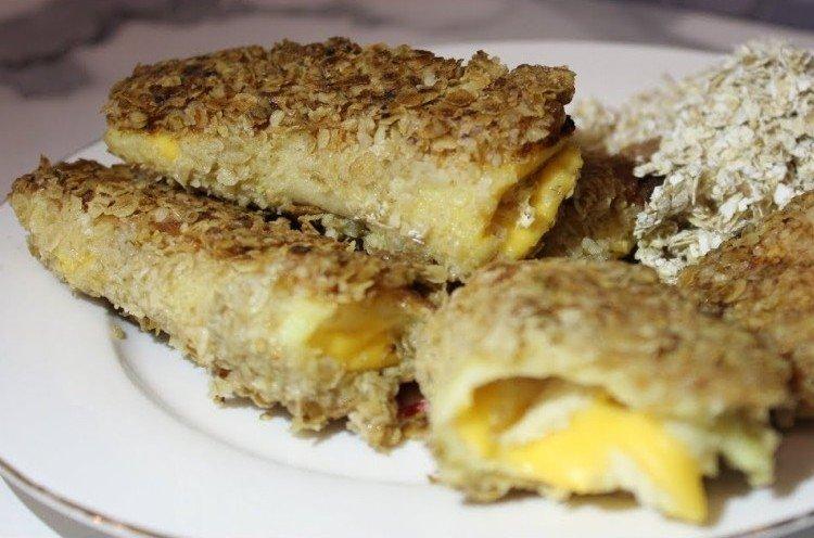 Sandwichs chauds au fromage et flocons d'avoine sur la table de fête - recettes