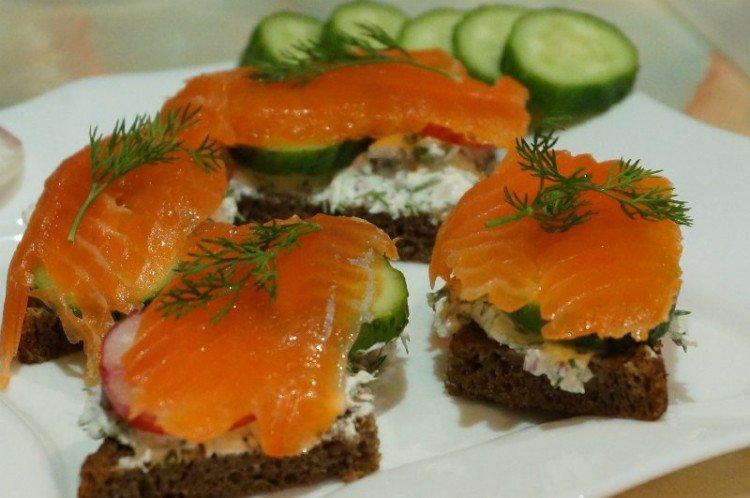 Sandwichs à la truite sur la table de fête - recettes