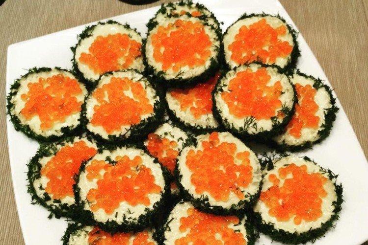 Sandwichs au caviar de capelan sur la table de fête - recettes