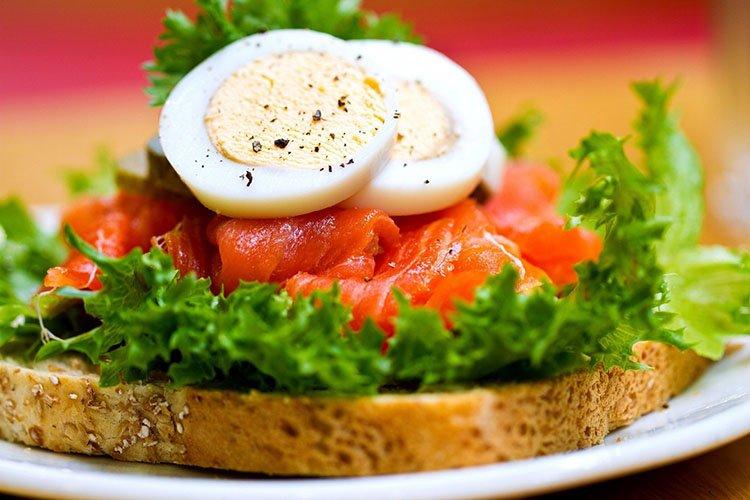 Sandwichs au poisson rouge et légumes - recettes