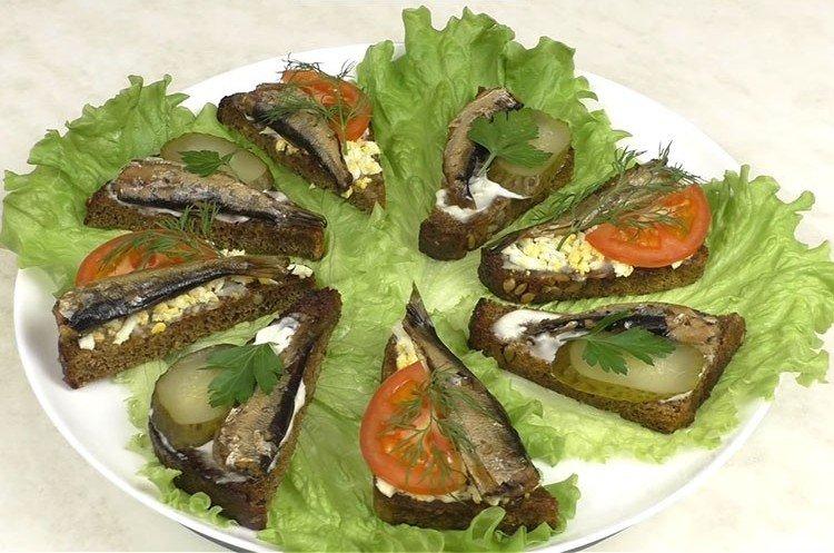 Sandwichs classiques aux sprats - recette étape par étape avec photo