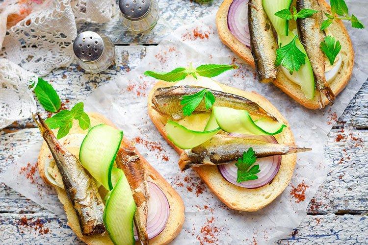 Sandwichs au fetaki et aux sprats - recettes