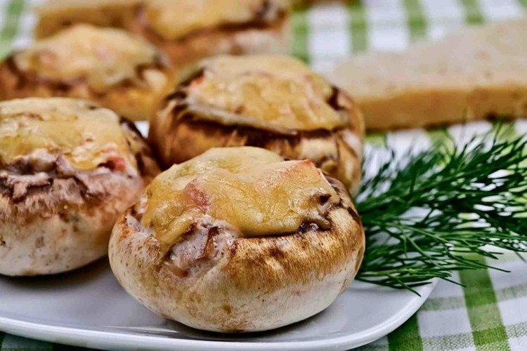 Champignons farcis au fromage - Comment nourrir les recettes des invités