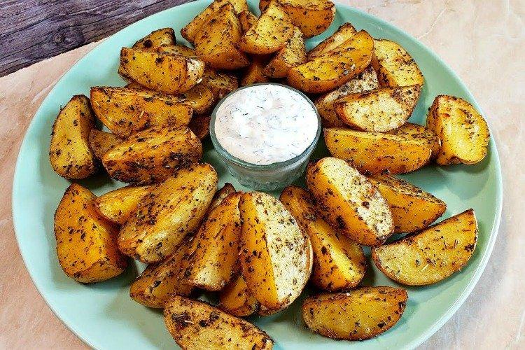 Pommes de terre à la campagne avec sauce - Comment nourrir les recettes des invités