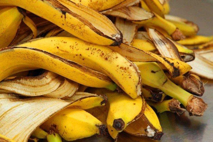 Garnir les poivrons avec des pelures de banane