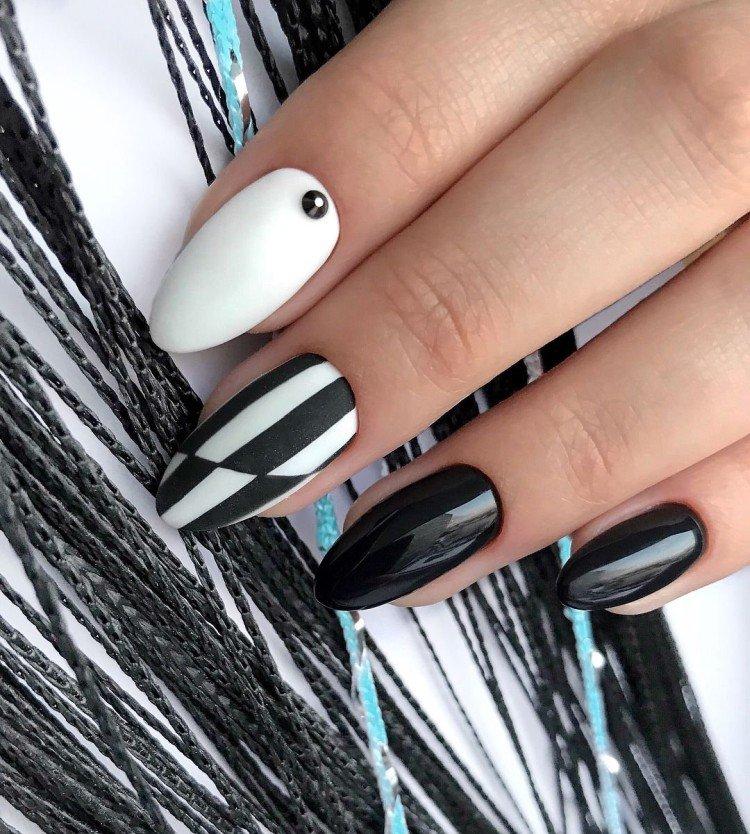 Mélange de couleurs - Manucure noir et blanc