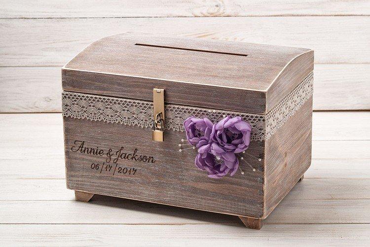 Coffre en bois avec de l'argent - Que présenter pour un mariage pour les jeunes mariés