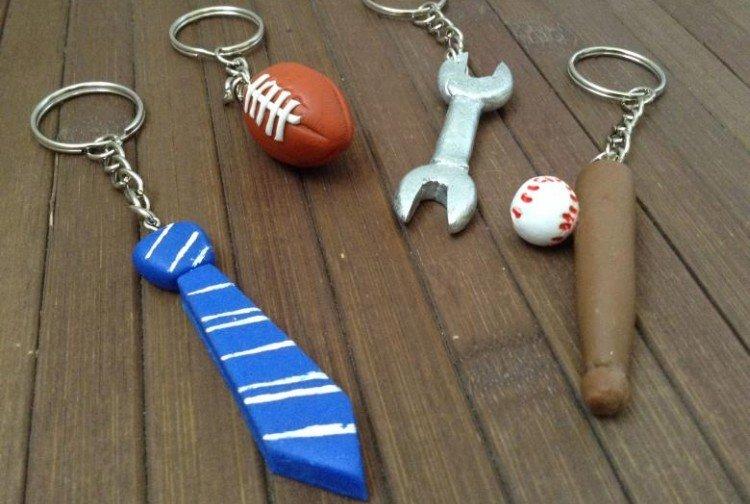 Porte-clés en pâte polymère - Quoi offrir à un mec pour le Nouvel An 2021