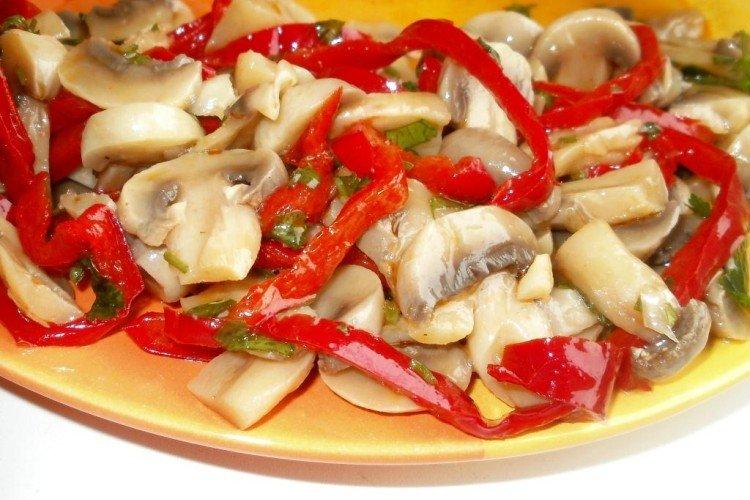 Salade aux champignons crus et poivrons - Que cuisiner à partir de recettes de champignons
