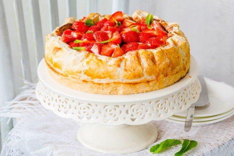 Pâte feuilletée aux fraises et au fromage cottage - Que cuisiner à partir de pâte feuilletée à la levure