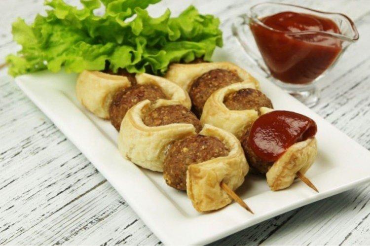 Serpents à la viande en brochettes - Que cuisiner à partir de recettes de pâte feuilletée
