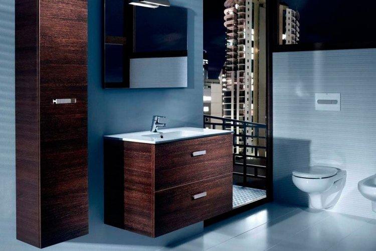 Couleur wengé dans la salle de bain - conception de photo