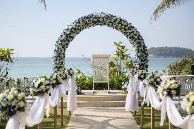 Arc de mariage de fleurs - Décoration florale pour un mariage