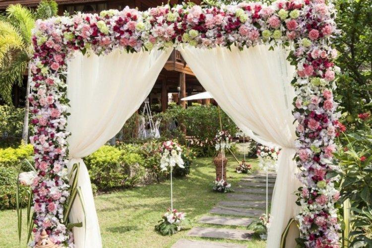 Arc de mariage de fleurs - Décoration florale pour un mariage